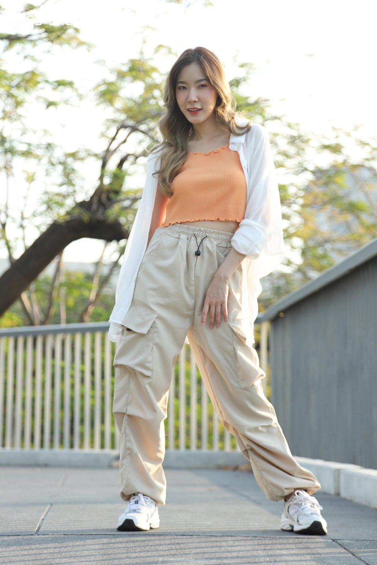 Pantalon cargo et top orangé : le confort chic pour un style polyvalent et pratique.