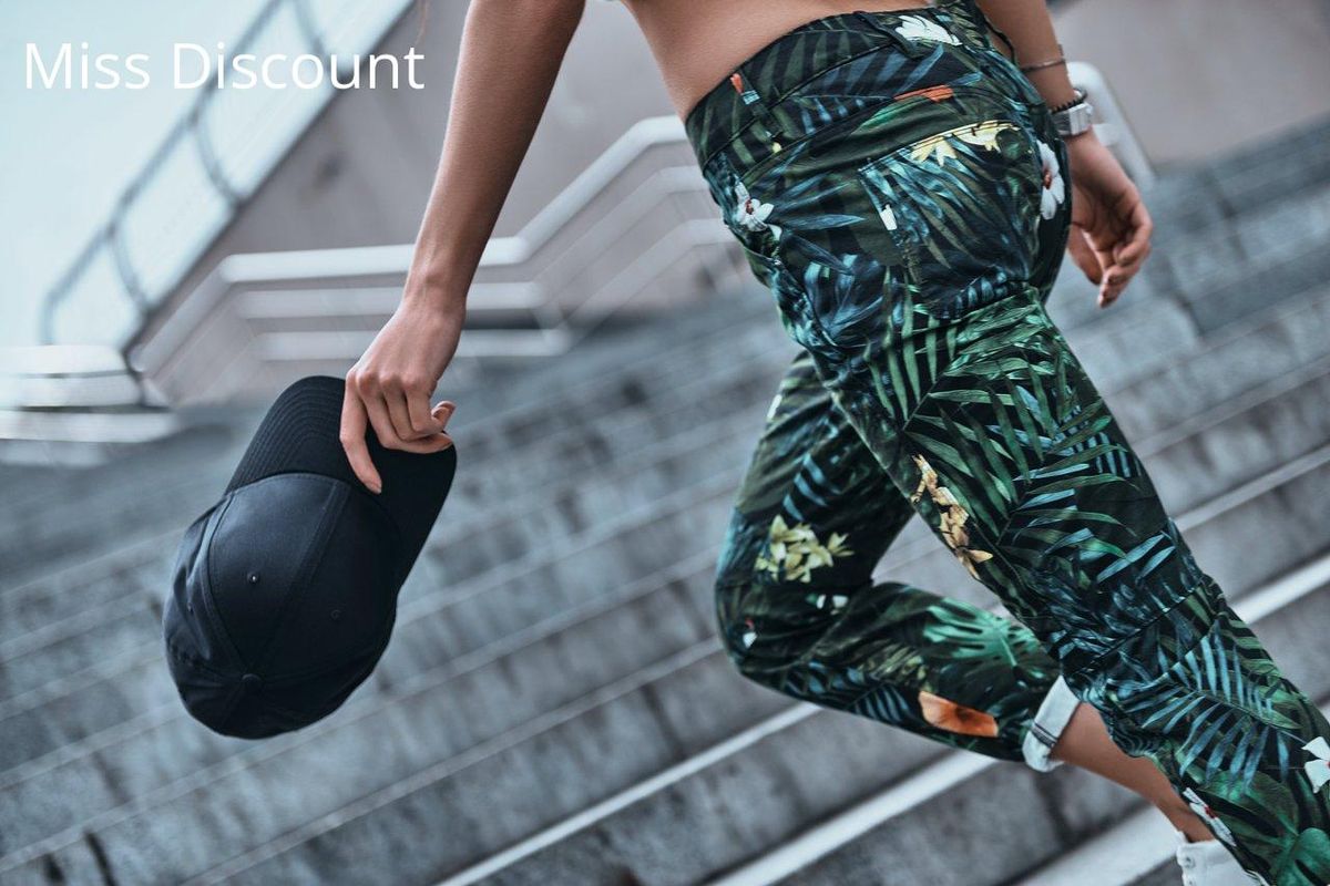 Pantalon fleuri en mouvement : le choix dynamique pour un printemps urbain et tendance.