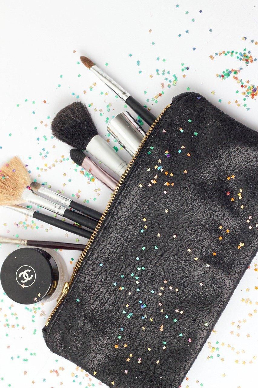Pinceaux scintillants pour un look automnal réussi. 🌟 #TechniquesAstuces