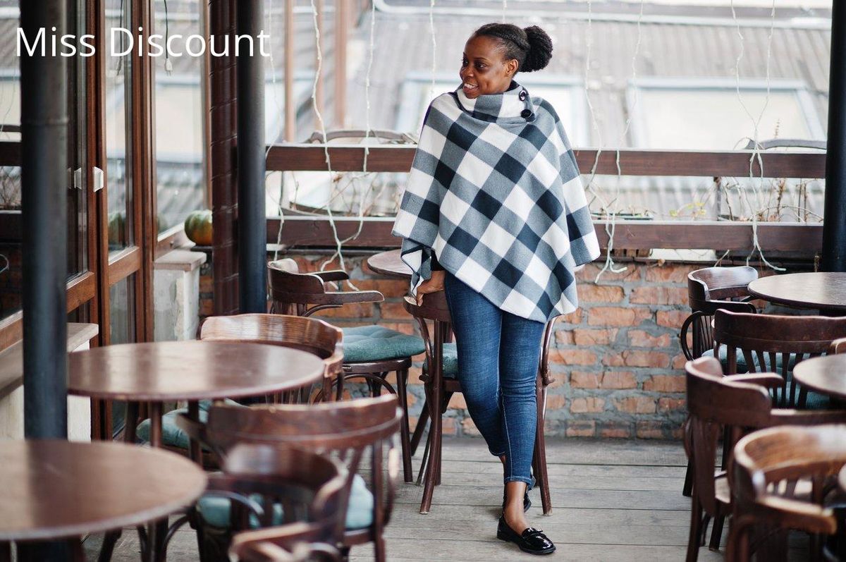 Poncho à carreaux parfait avec un jean slim et des mocassins, pour un look chic et décontracté.