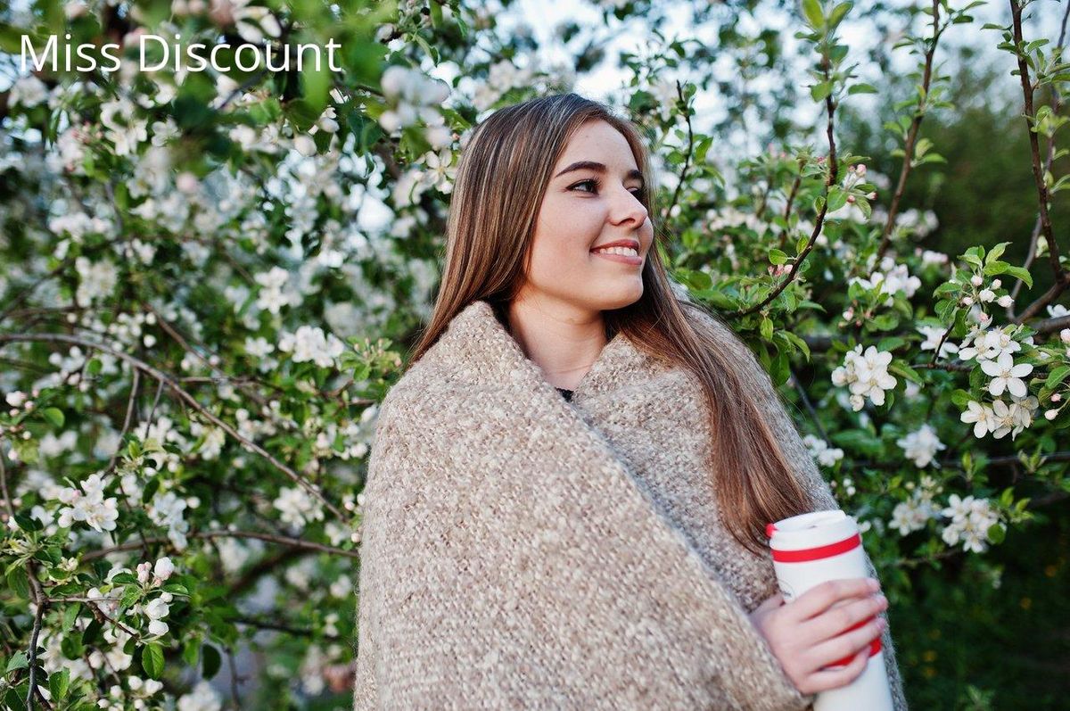 Poncho cosy sous les fleurs: une allure décontractée et élégante.