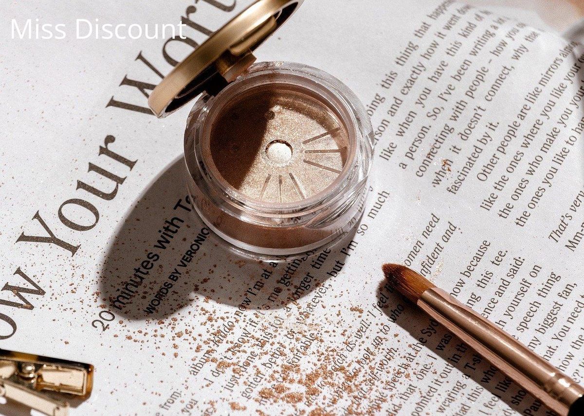 Poudre dorée et pinceau estompeur, l'essentiel pour un regard lumineux.