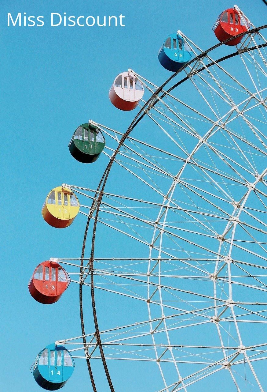 Roue colorée et ciel d'azur, un tour de manège inspire une promenade estivale en sandales chic.