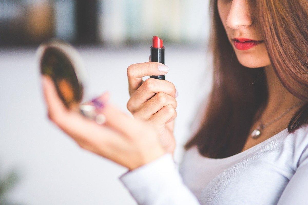 Rouge intense, look automnal: le rouge à lèvres, star des tendances beauté de l’automne.