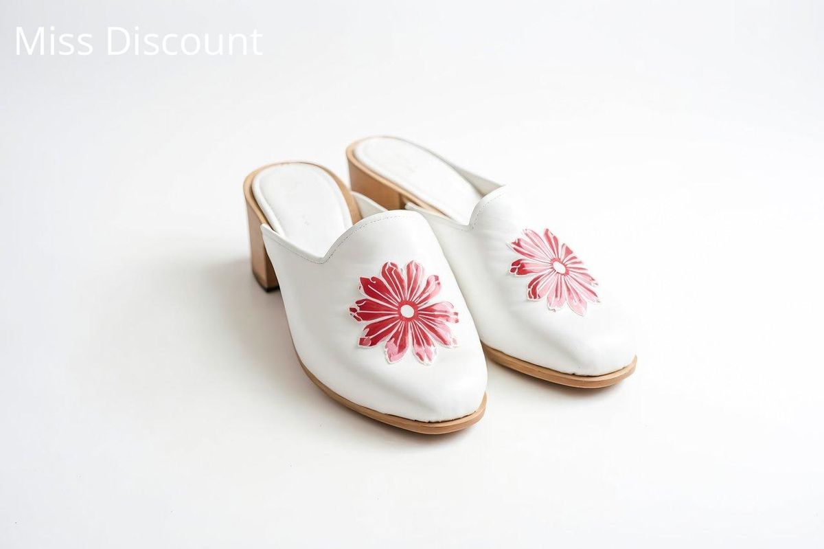Sabots fleuris : glamour et polyvalence dans les looks contemporains.