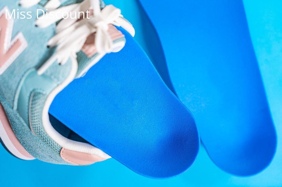 Semelle bleue, soutien optimal : alliez confort et style, même chez vous.