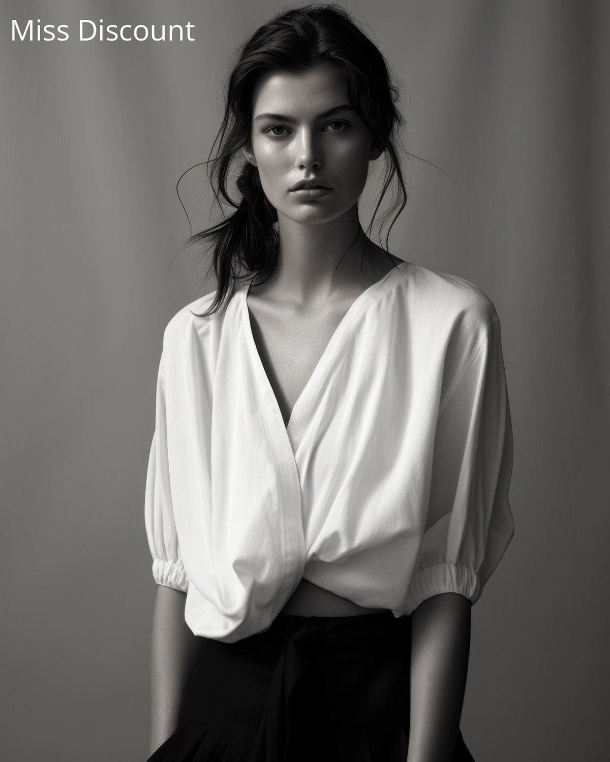 Silhouette chic : le chemisier en soie se marie à merveille avec des pièces contemporaines.