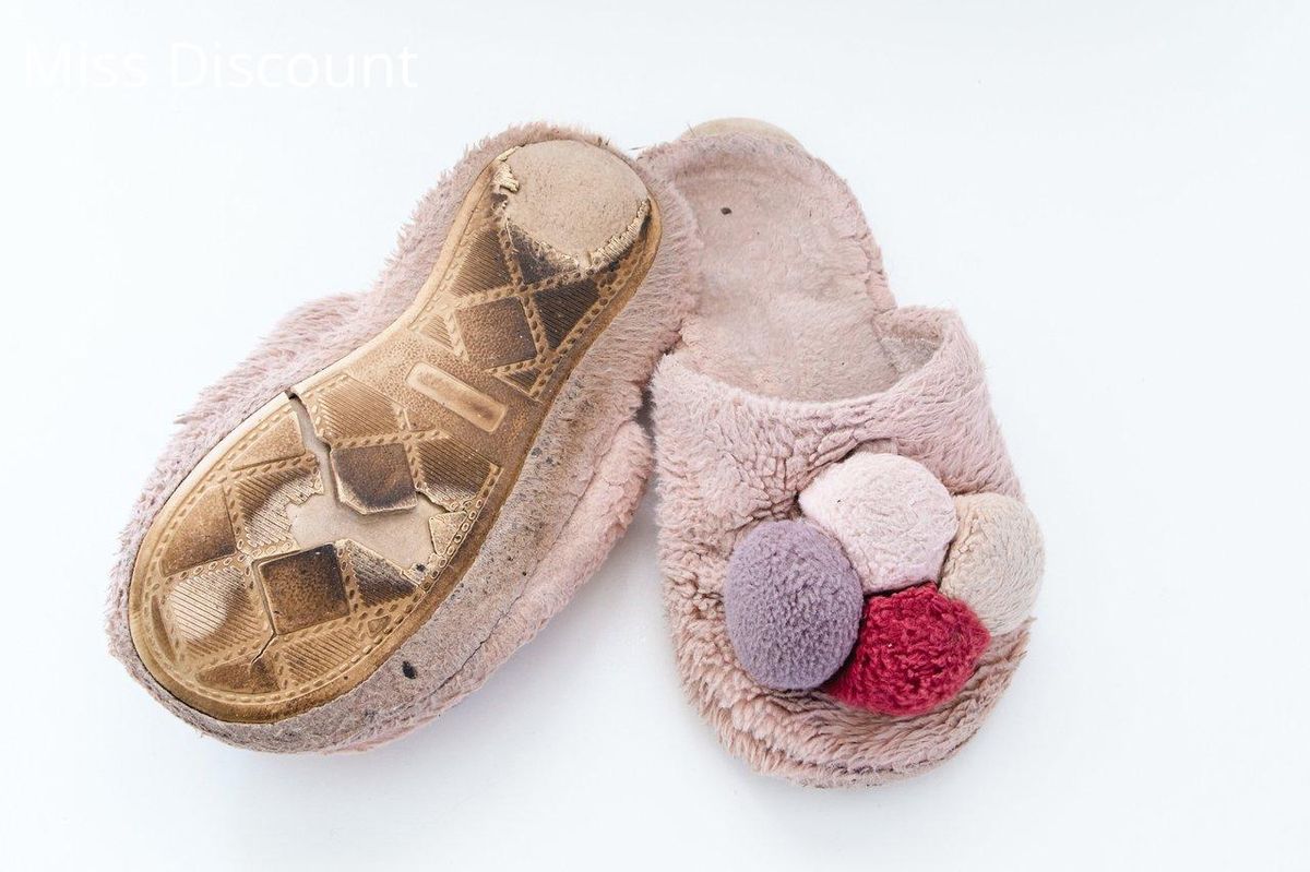 Slippers douillets pour l'hiver, alliant confort et style avec leur design moelleux et coloré.
