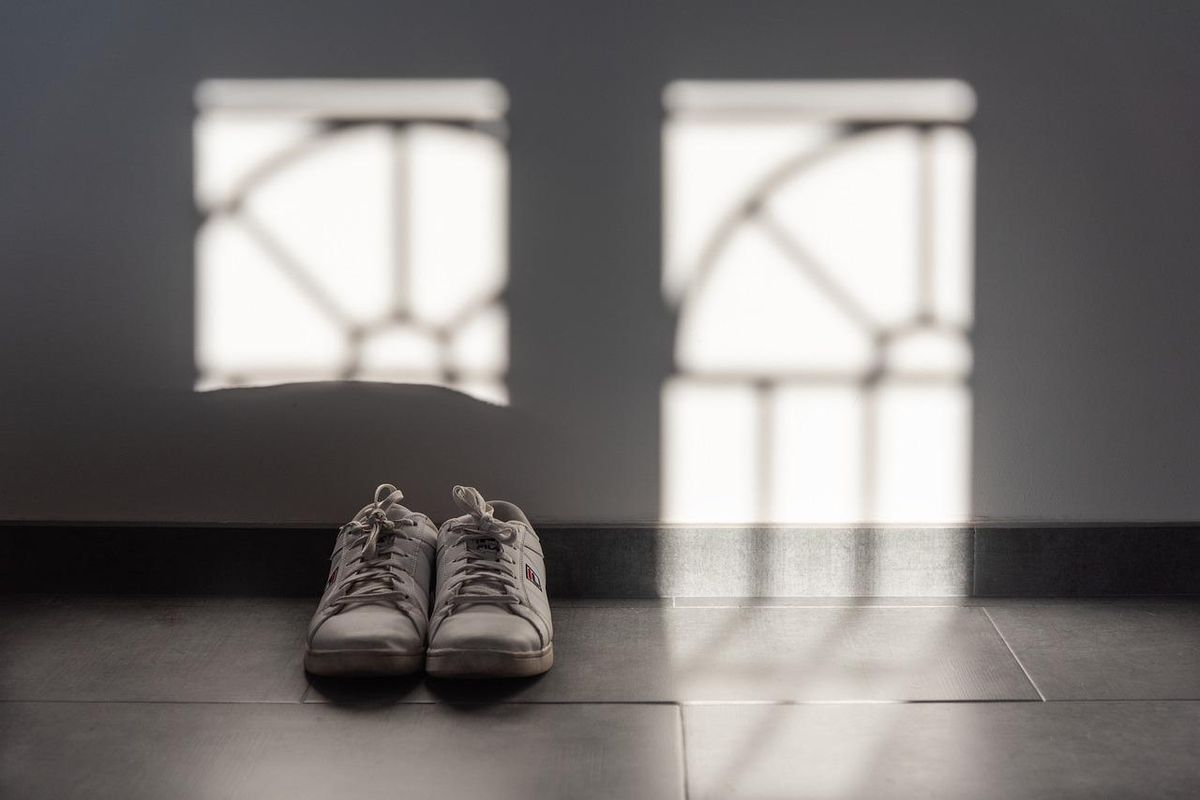 Sneakers au style épuré: idéales pour un look décontracté et adaptable à de nombreuses occasions.