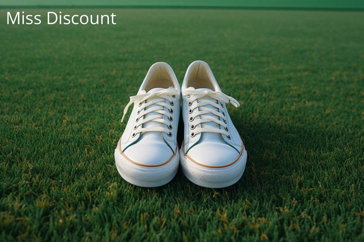 Sneakers blanches sur pelouse : simplicité et versatilité. Évitez les assortiments criards !