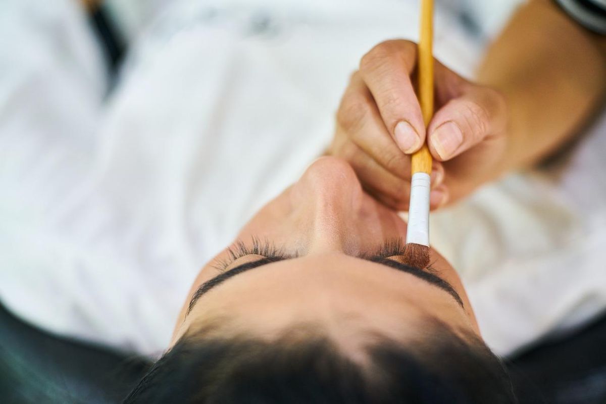 Sourcils soignés : l'art de la légèreté pour un look naturel impeccable.