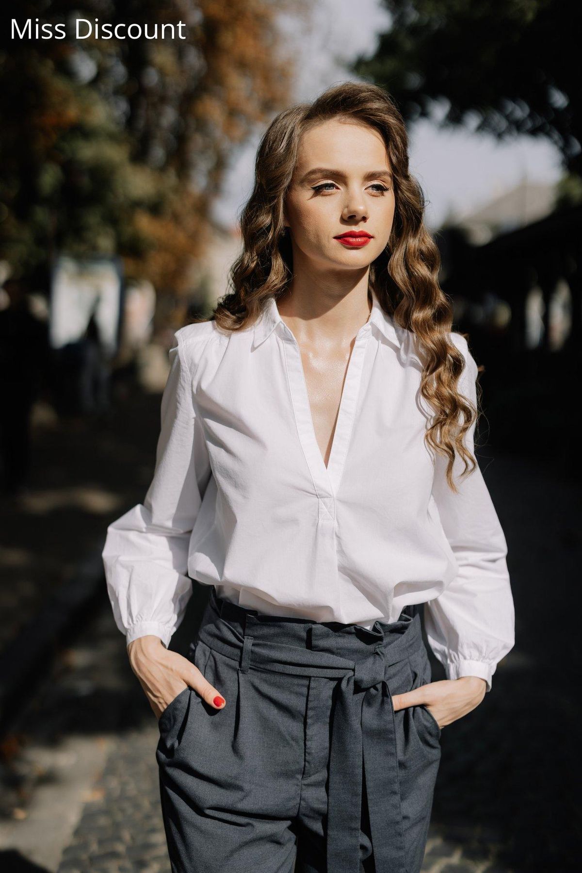 Style classique : chemisier blanc et pantalon taille haute, parfait pour une garde-robe polyvalente.
