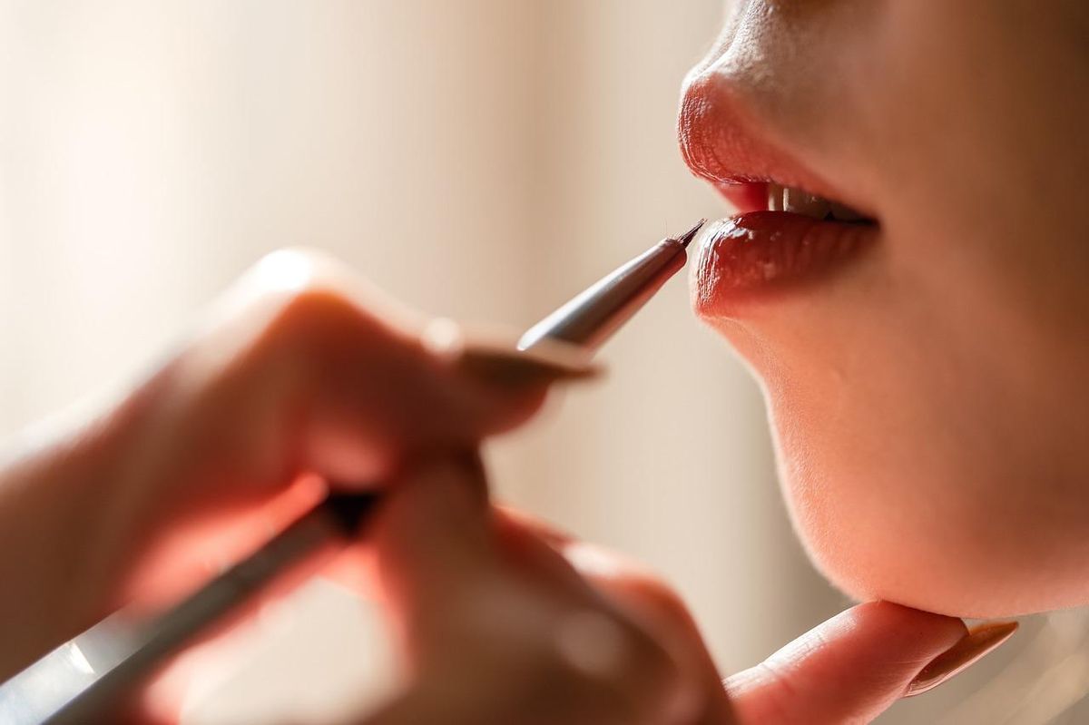Sublimez vos lèvres sans excès pour un look naturel et équilibré avec vos yeux.