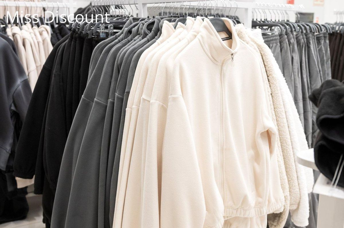 Sweats basiques : l'incontournable pour des soldes réussies et une garde-robe stylée.