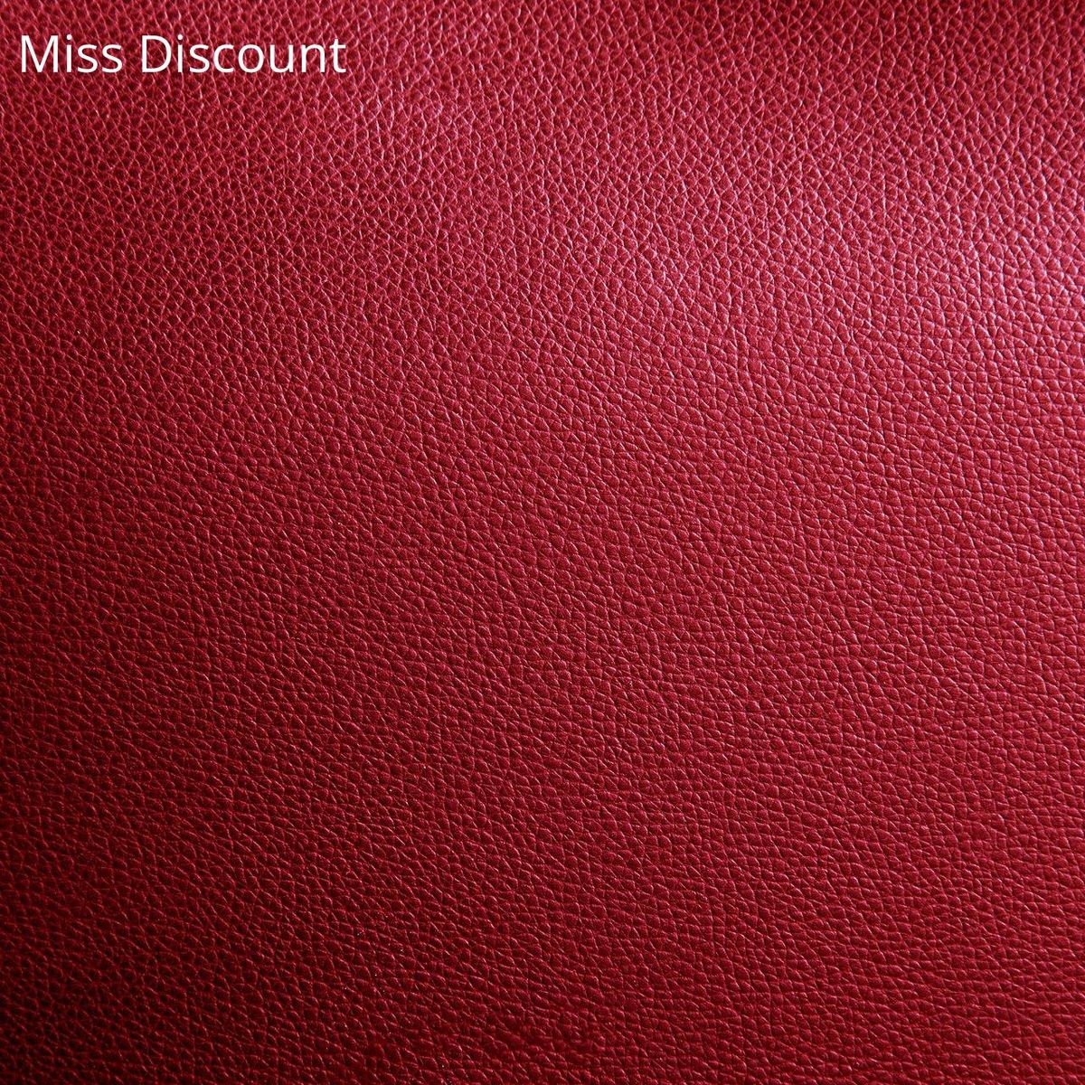 Texture de cuir rouge éclatante : entretien et style pour vos chaussures.
