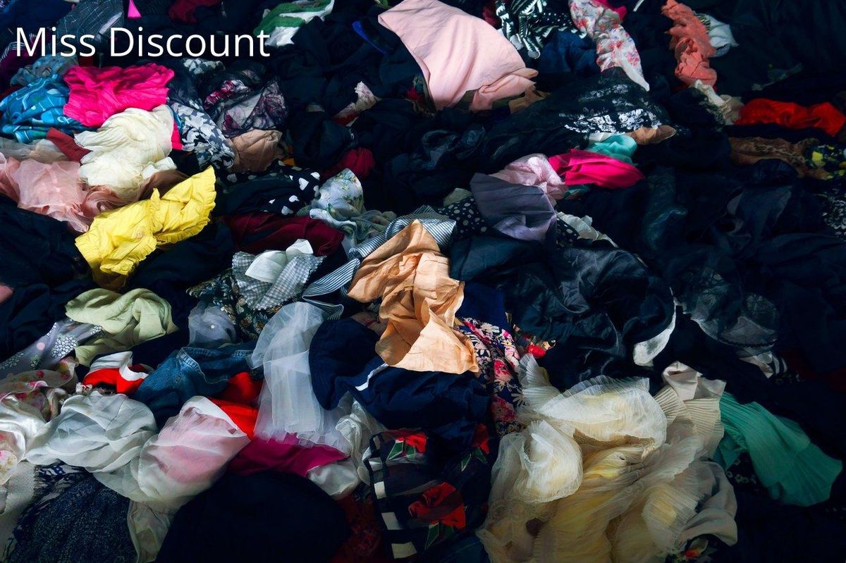 Un amas de collants usagés, symbole des 7000 tonnes de déchets annuels en France.