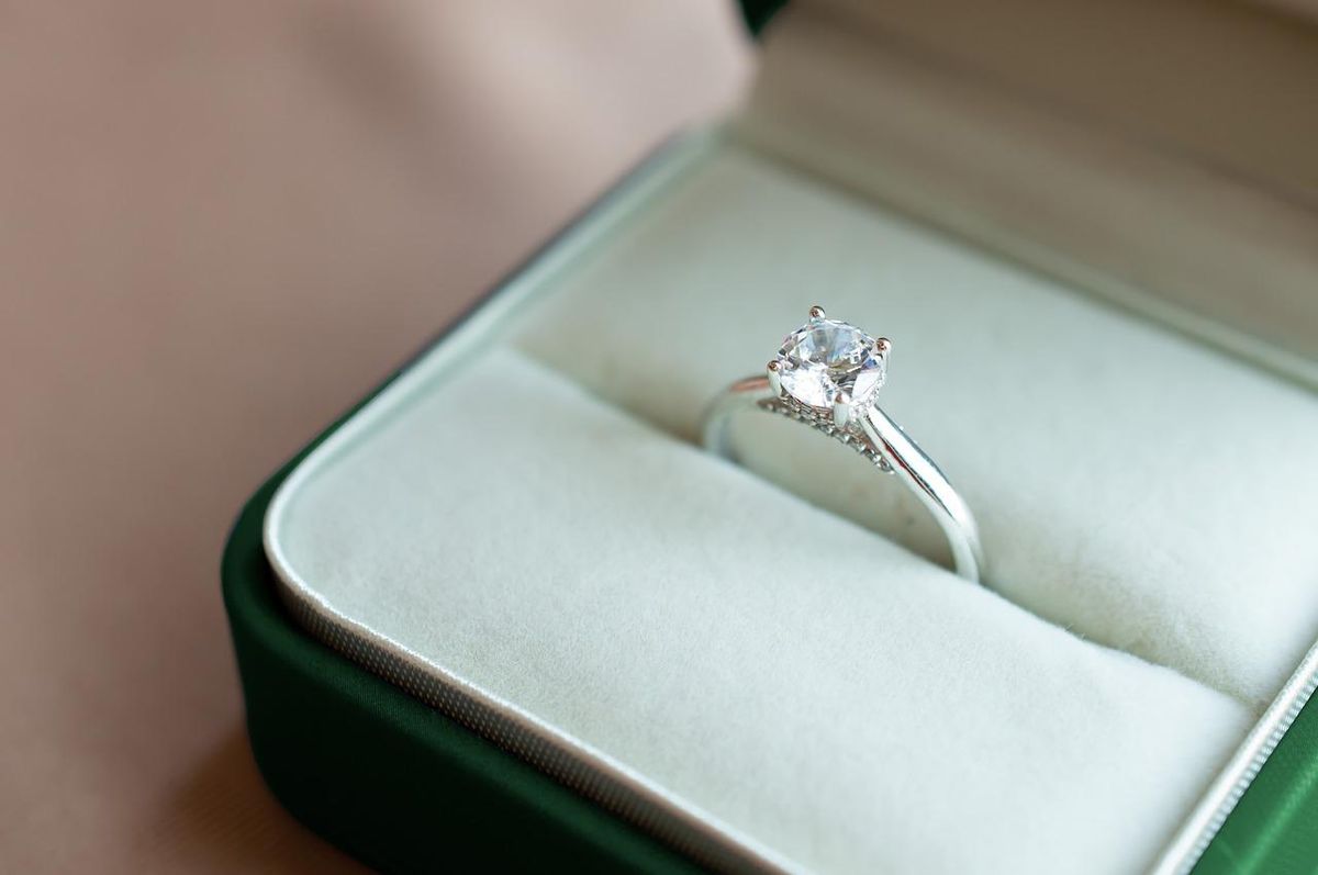 Un écrin chic pour protéger vos bijoux en or, gage de rangement sécurisé au quotidien.