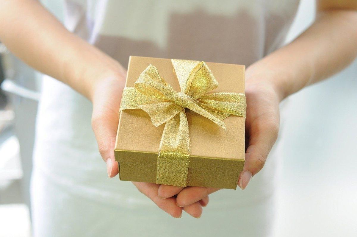 Un écrin doré pour sublimer l'amour, complice idéal des fêtes de 2024. 🎁✨