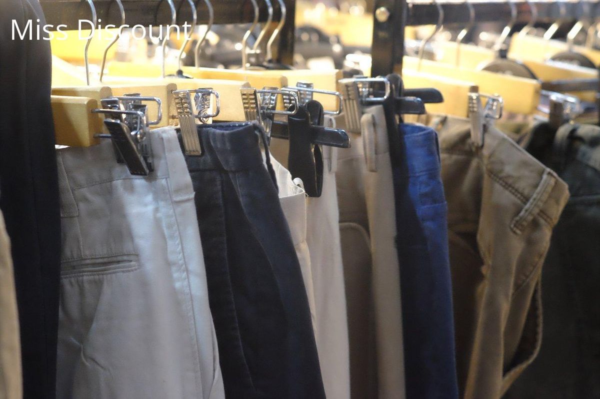 Un éventail de pantalons attend une touche moderne avec des bandes latérales tendance.
