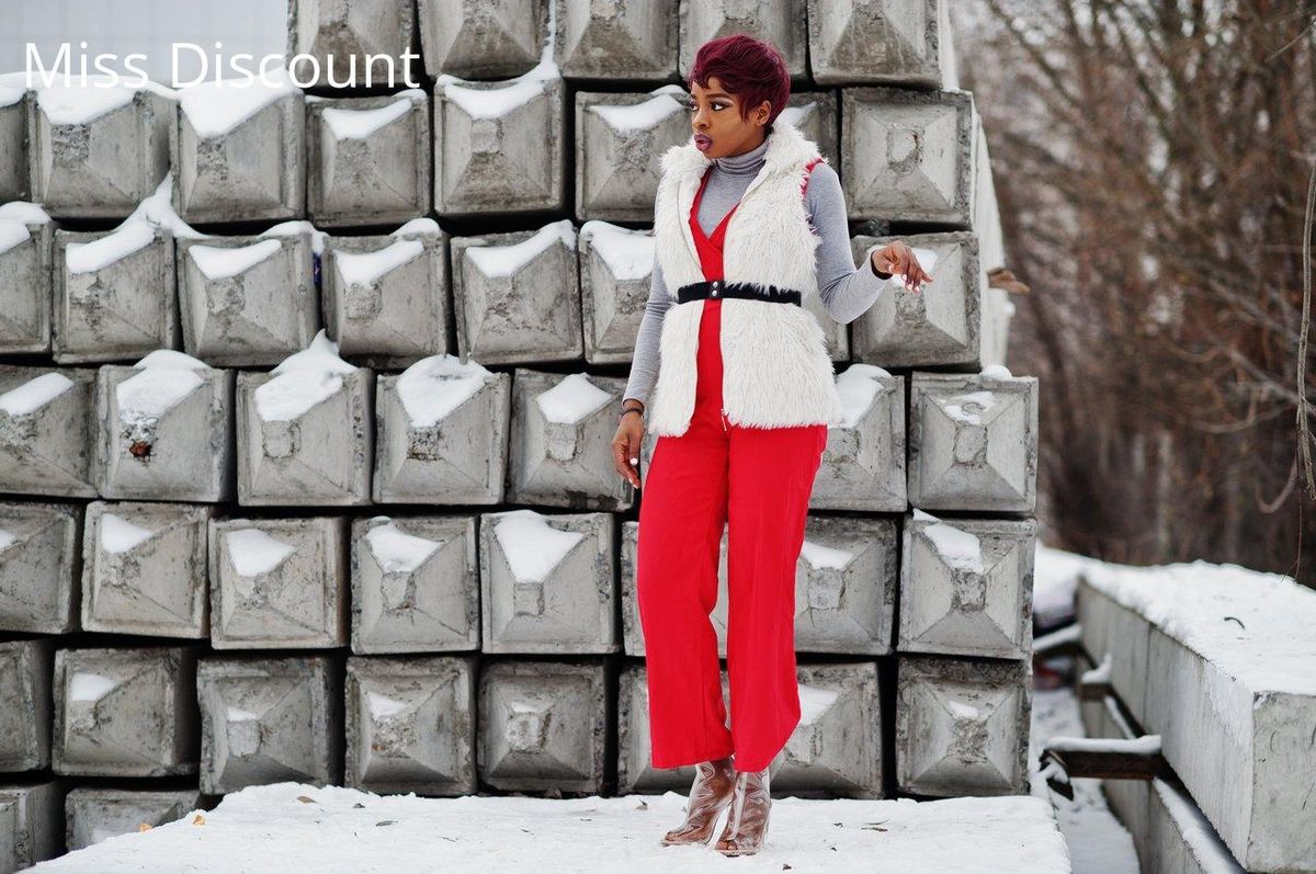 Un gilet en fausse fourrure sur un rouge éclatant—parfait pour un look superposé trendy.