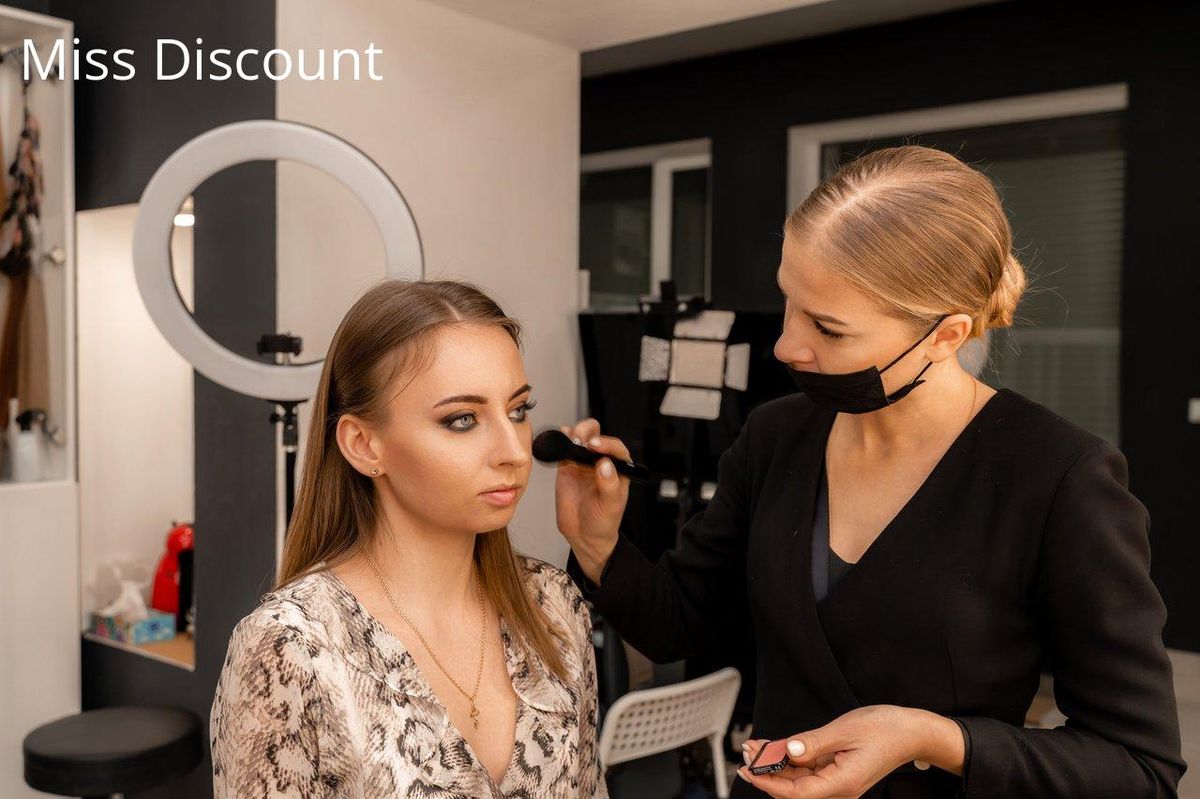 Un maquillage parfait avec une poudre de finition experte pour un teint éclatant.