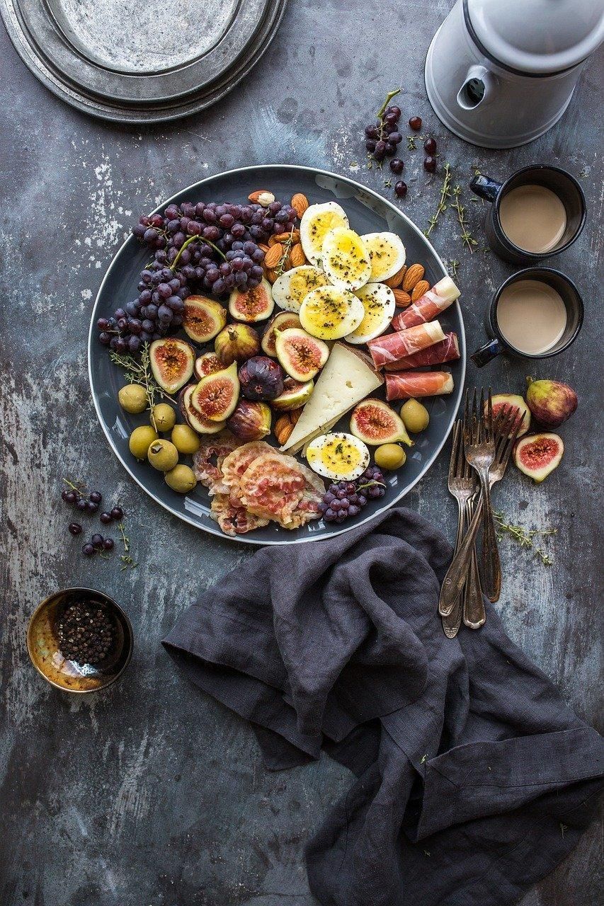Un plateau gourmand pour un déjeuner décontracté, parfait avec un pantalon chic et souple.