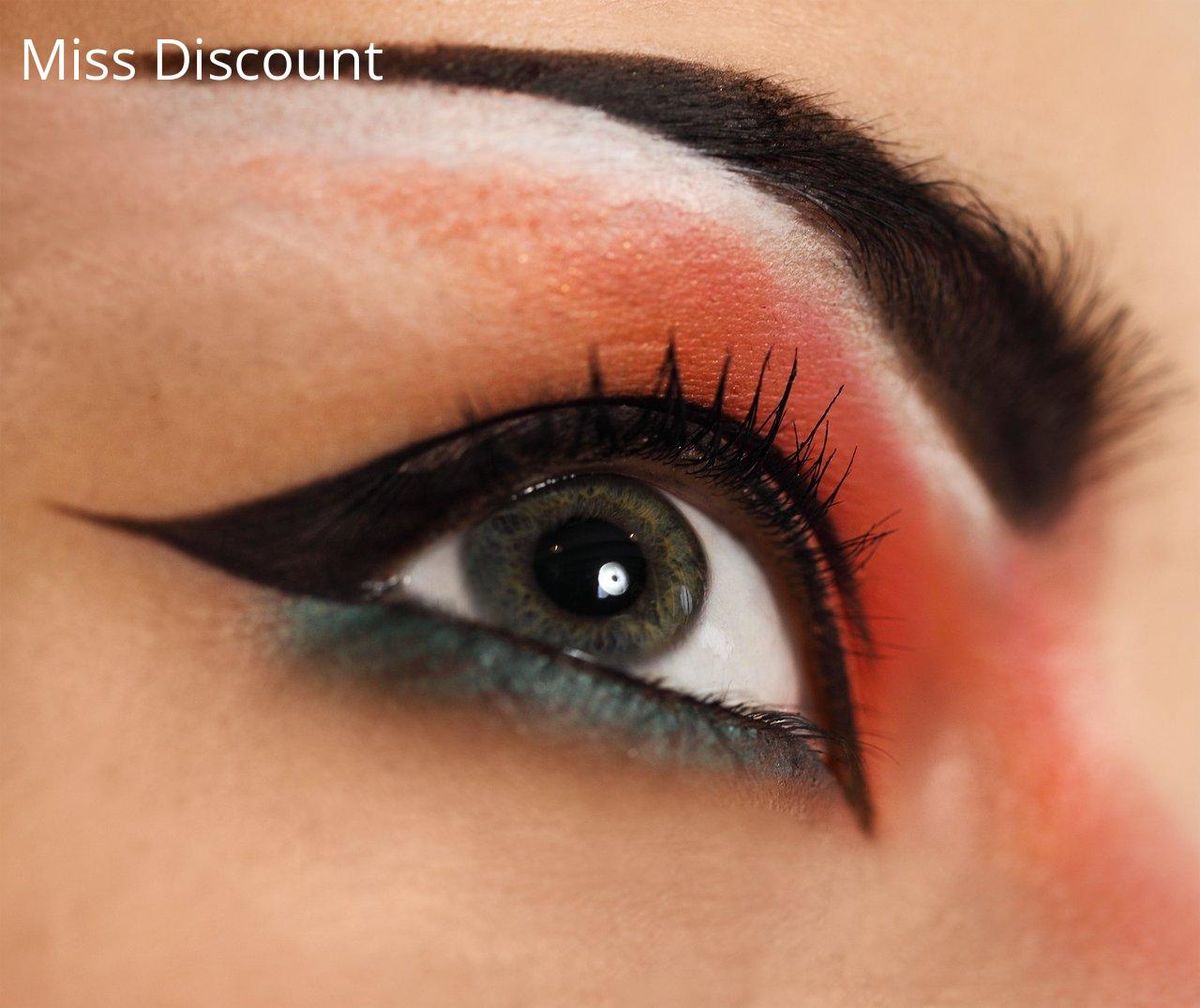 Un regard sublimé par des ombres colorées et un eyeliner audacieux, idéal pour débutants.