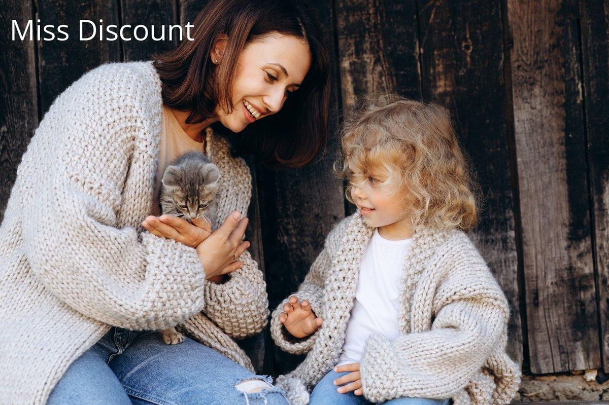 Veste en maille et douceur : un style familial inspiré par Chloé Harrouche.
