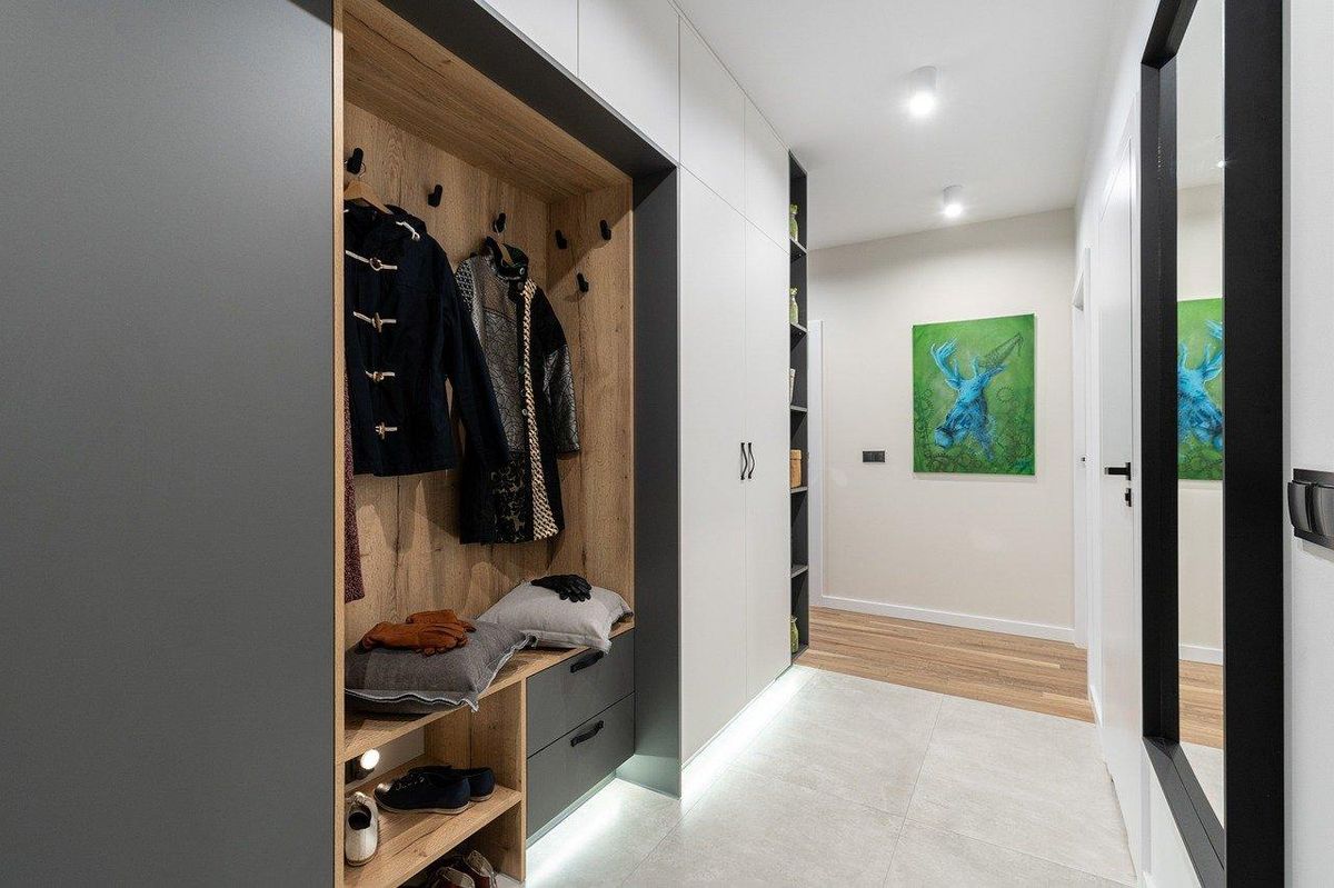 Vestiaire sobre : des pièces essentielles dans une garde-robe minimaliste et chic.