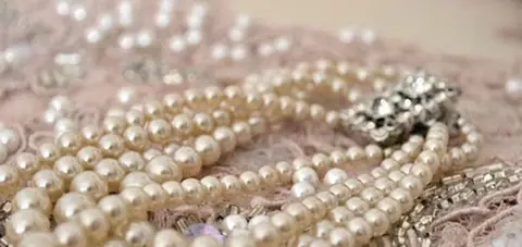 Porter des perles sans avoir l'air trop féminin