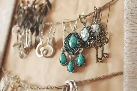 Quelles sont les meilleures astuces pour trouver de beaux bijoux à petit prix ?